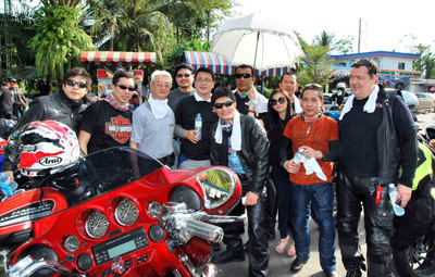 HOG members gathered outside gasoline station with Lars Olof Kanngard